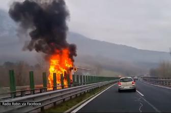 Voznik skušal sam pogasiti požar tovornjaka s priklopnikom #video