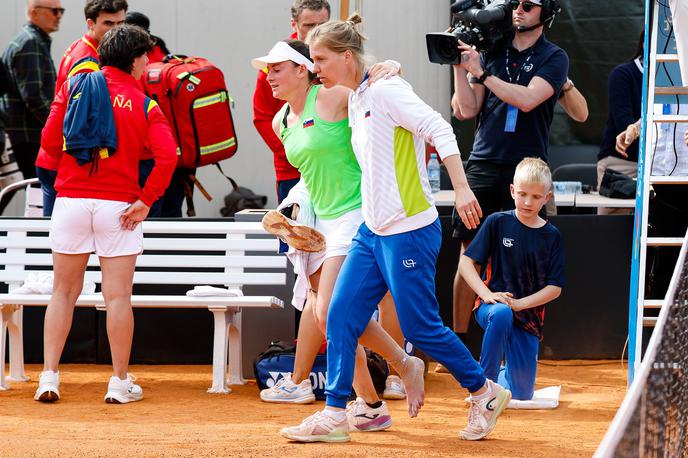 Tamara Zidanšek | Tamara Zidanšek je v petek s pomočjo kapetanke zapustila igrišče. | Foto Aleš Fevžer