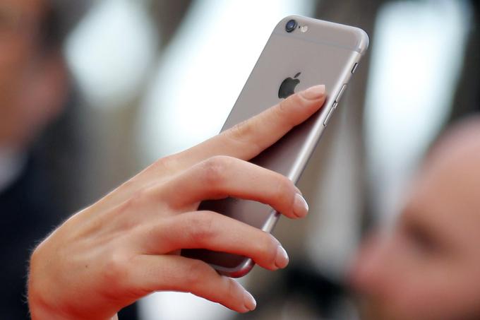 "Skoraj vsi. Sem in tja se najde kdo, ki ima telefon druge znamke, na primer Samsung, ampak takšnih je res malo. Dobesedno eden na sto zaposlenih." | Foto: Reuters