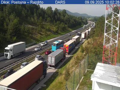 Goreče vozilo na primorki, zaprta avtocesta proti Kopru