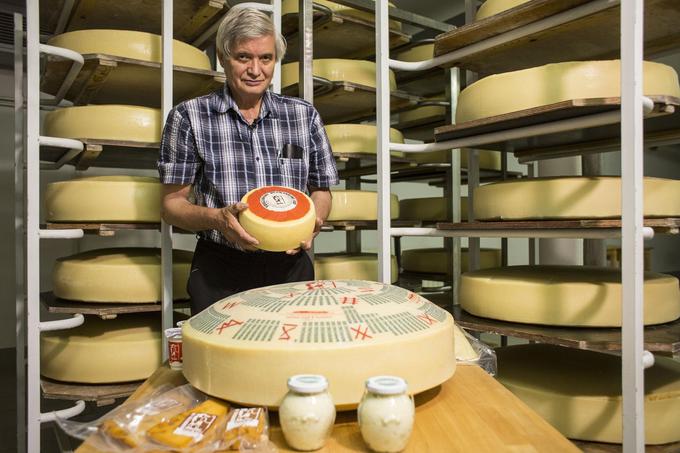 Gospod Jože Cvetek nam je lepo pojasnil, iz kakšnega mleka delajo sir. | Foto: 