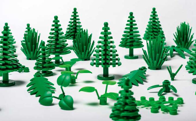 Tako rekoč edina prepoznavna linija izdelkov Lego, pri kateri je v proizvodnji že vpletena bioplastika, so drevesca. Surovina zanje je sladkorni trs, iz katerega v proizvodnji pridobijo etanol, iz njega izdelajo etilen in ga podvržejo polimerizaciji, s katero nastane umetna smola, ali polietilen, iz katerega je mogoče oblikovati kocke.  | Foto: Lego