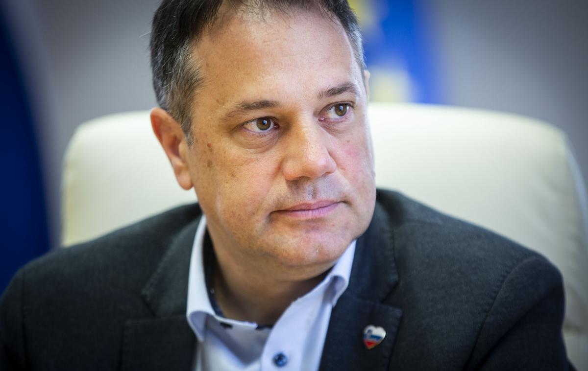 Matej Arčon | Matej Arčon je danes opozoril tudi, da se zgodovina ponavlja. "Nedaleč od nas znova spremljamo podobe razseljenih, prestrašenih ljudi," je dejal. | Foto Bojan Puhek