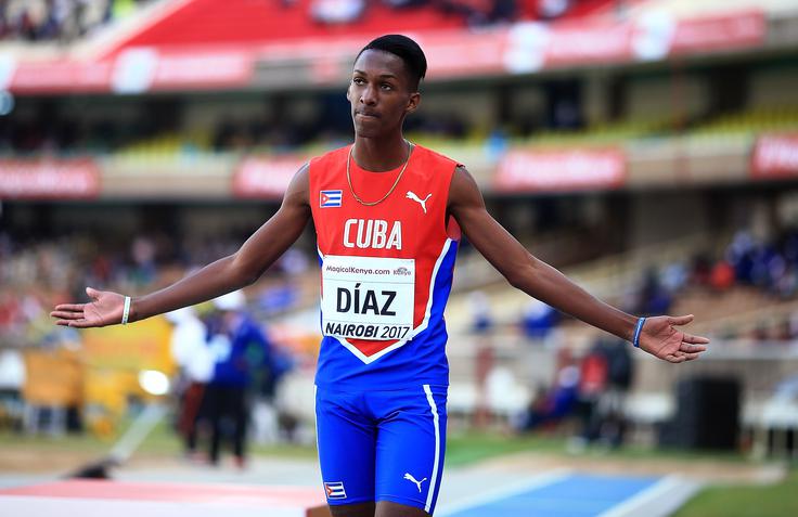 Jordan A. Diaz ima komaj 16 let, pa je v troskoku poletel krepko čez 17 metrov. | Foto: Getty Images
