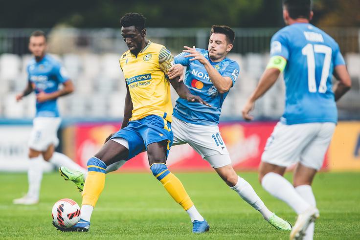 Lamin Colley je s četrtim prvenstvenim zadetkom v tej sezoni povedel Koper v vodstvu v prvem napadu gostov po izključitvi Ivana Borne Jelića Balte. | Foto: Grega Valančič/Sportida