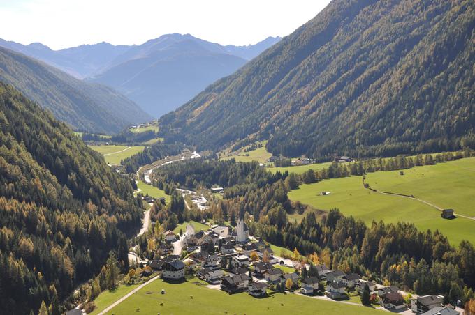 Fotografija naselja Kals am Grossglockner. Ime Kals verjetno izvira iz slovenske besede Kalec. Kals je tudi ime celotne doline pod Grossglocknerjem oziroma Velikim Klekom. Kals se v virih prvič pojavi v latinščini zapisani listini iz leta 1197, kjer je omenjen Rainardus plebanus de Calce (sl. župnik Reinhard iz Kalca). | Foto: Guliverimage/Vladimir Fedorenko