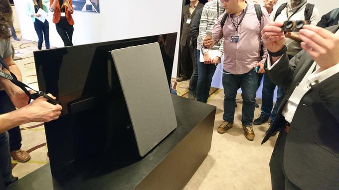 Takole stoji televizor Sony Bravia A1. Gavin McCarron v roki drži enega od resonatorjev, ki proizvajajo zvok in ga prek zaslona pošiljajo do gledalca. V podpori, ki zaslon drži pokonci, je sicer skrit tudi nizkotonec, ki zaslonu občasno pomaga pri reprodukciji basov. | Foto: Matic Tomšič