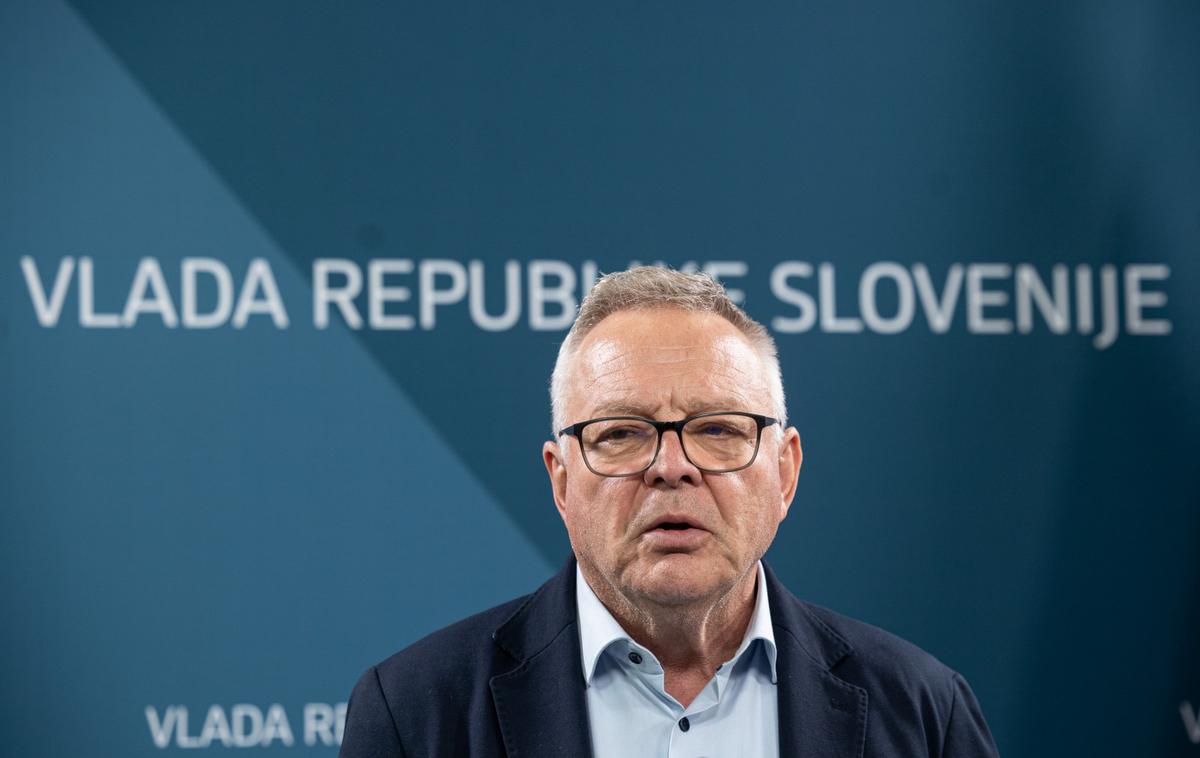 Jože Novak | Med glavnimi novostmi predloga zakonske novele je Novak izpostavil hitrejše spremembe in dopolnitve občinskih in državnih prostorskih načrtov. Te bo možno pripraviti in sprejeti v obdobju enega do dveh let, medtem ko današnja zakonodaja tega ne omogoča.  | Foto STA