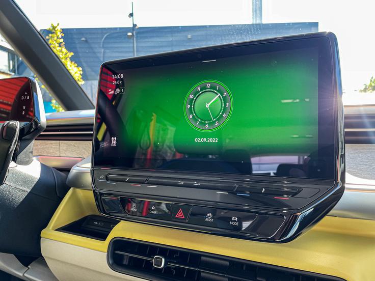 Voznike še najbolj motijo neosvetljena stikala za nadzor temperature in počasno delovanje multimedijske enote. | Foto: Gašper Pirman