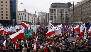 Na desettisoče Poljakov proti medijskemu zakonu: Čas je, da gremo na ulice (foto)