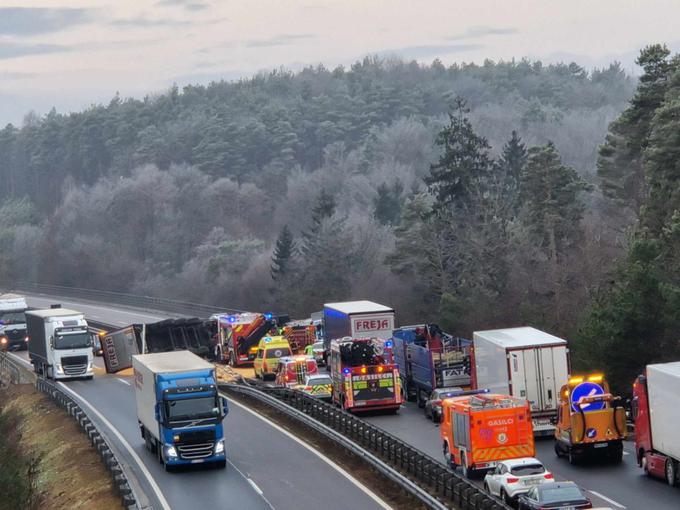 Na kraju nesreče so številna intervencijska vozila.  | Foto: Rene Vrzel
