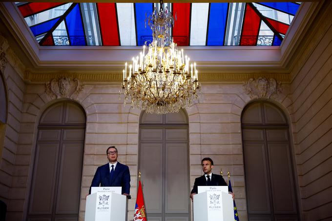 Predsednika sta poleg zunanjepolitičnih tem govorila tudi o gospodarskih odnosih med državama in o nabavi francoskih vojaških letal tipa rafale. | Foto: Reuters