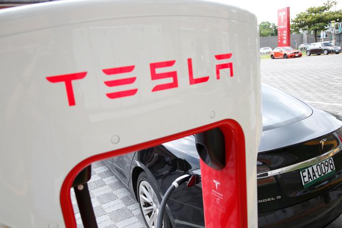 Proizvajalec električnih avtomobilov Tesla je pred kratkim odprl tovarno Gigafactory, v kateri bo, ko bo proizvodnja dosegla polno zmogljivost, vsako leto naredil dovolj litij-ionskih akumulatorjev za pol milijona električnih vozil. To bo dodatno obremenilo svetovno dobavno verigo litija.  | Foto: Reuters