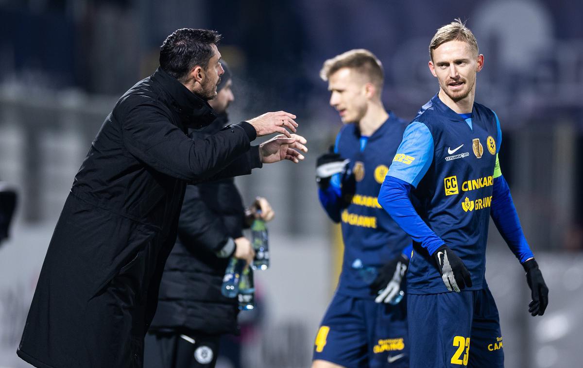 Žan Karničnik | Žan Karničnik je moral zaradi poškodbe rame zapustiti igro v zaključku srečanja. | Foto Jure Banfi