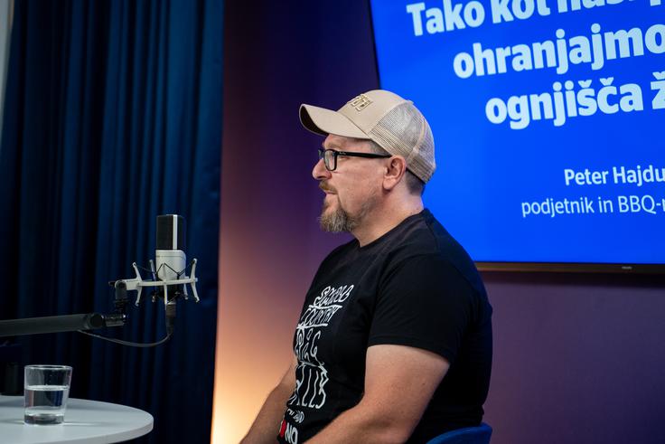 "Problem danes je, da kupujemo poceni, slabo oglje, polno nečistoč," pravi Peter Hajdu. | Foto: Liam Toni Šironjič