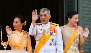 Prvi javni nastop tajskega kraljevega para #video