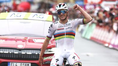 Evenepoel sporoča Pogačarju: Srečno, Tadej, hitro okrevaj!