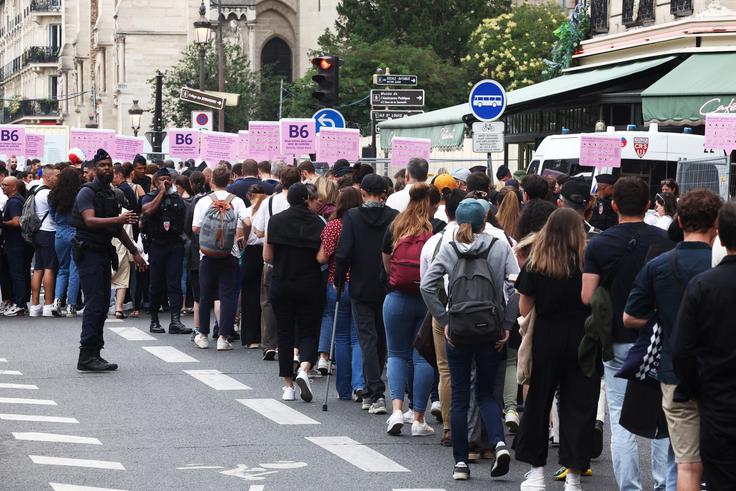 Dolge vrste za vstop na tribune | Foto: Reuters