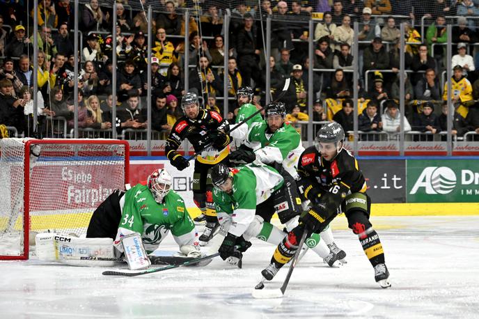 Pustertal : HK Olimpija | Hokejisti Olimpije polfinale, v katerem igrajo na štiri zmage, začenjajo v Brunicu. | Foto HC Pustertal
