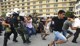 Jezni grški delavci vdrli na obrambno ministrstvo v Atenah