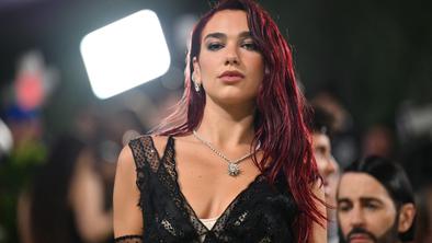 Dua Lipa v Pulju s koncertom zamudila več kot uro in pol