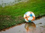 Nogometna žoga dež