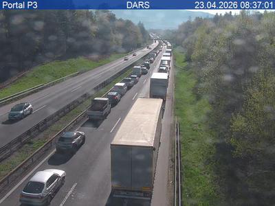 Nesreča na primorki, zamude je že slabo uro