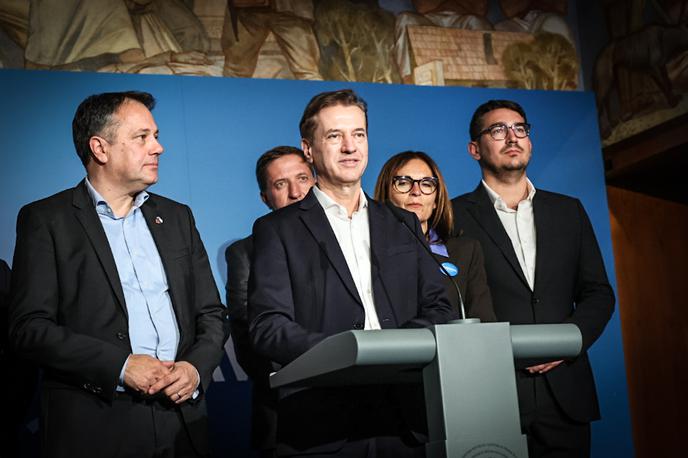 Robert Golob | Kot pravi politični analitik Gorazd Kovačič, ima več kombinacij za sestavo nove vlade na voljo Robert Golob, medtem ko je Janez Janša že z izrazom na obrazu v končnici kampanje pokazal, da ve, da bo poraženec volitev.  | Foto Ana Kovač