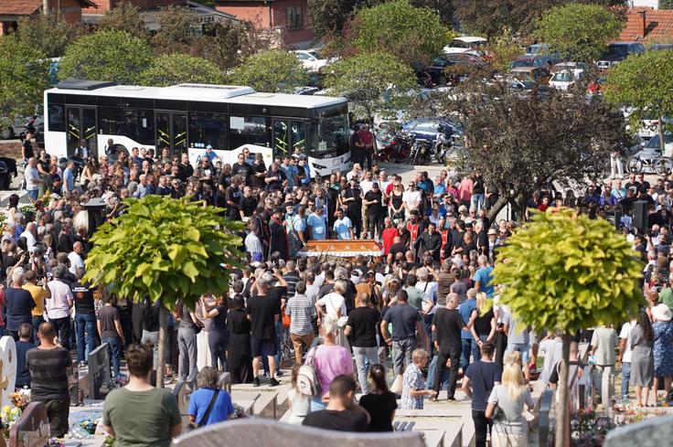Pogreba v Čačku se je udeležila množica ljudi, ki je legendarnega pevca pospremila k večnemu počitku. | Foto: Grgo Jelavic/Pixsell