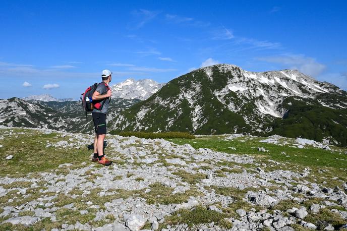Dleskoškova planota | Nad dva tisoč metri je še marsikje sneg, vsaj na osojnih legah so pogosta snežišča. | Foto Matej Podgoršek