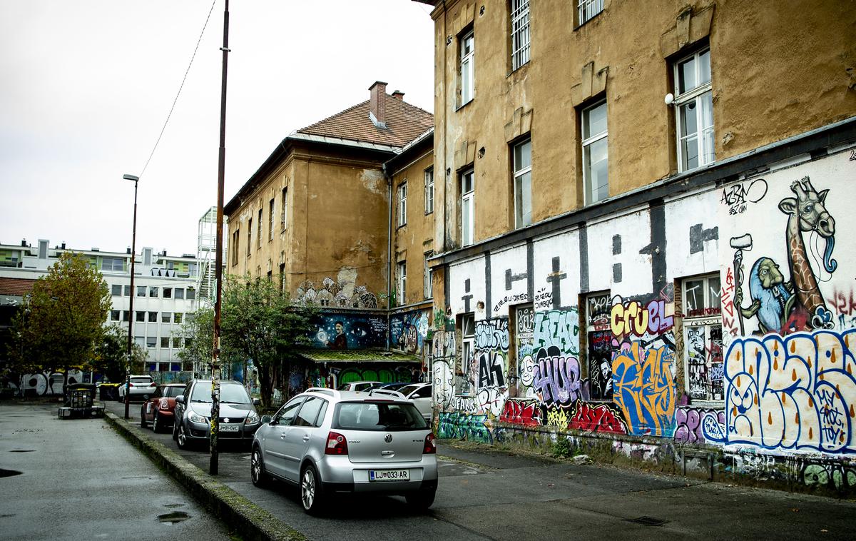 Metelkova ulica 6 | Moška sta obsojena, da sta 1. novembra 2023 ob pol sedmih zjutraj na Metelkovi ulici v Ljubljani pristopila do žrtve in jo na silo odvlekla na bližnjo zelenico, kjer jo je eden posilil, drugi pa je stražil. | Foto Ana Kovač