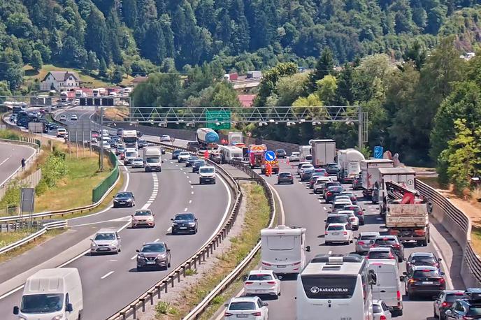 Primorska avtocesta | Nastaja zastoj, ki sega že do Ljubljane. | Foto promet.si