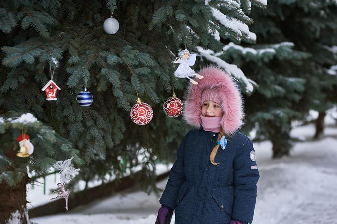 otrok, božič, božično drevo, božični okraski, zima | Foto: Shutterstock