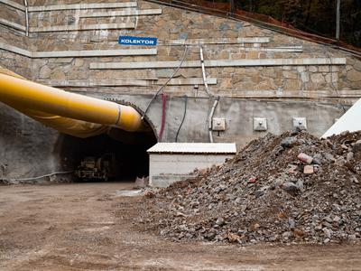 Požar v predoru drugega tira: delavce evakuirali, dva sta potrebovala zdravnika