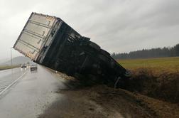 Nesreča v Kranju: tovornjak prevrnilo ob trku z avtomobilom