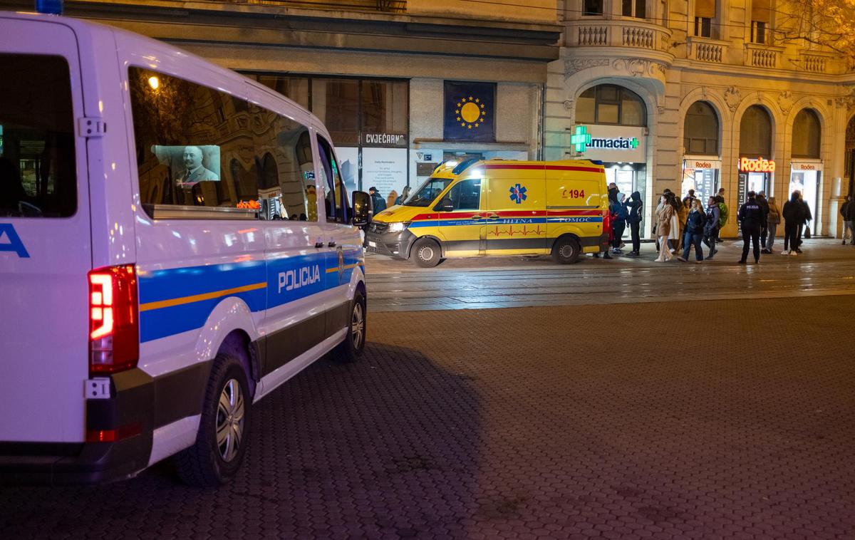 Množičen pretep v Zagrebu, policija, reševalno vozilo, Hrvaška | Policija po množičnem pretepu varuje območje okoli trga. | Foto Pixsell/Hrvoje Kostelac