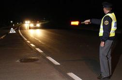 Mladi voznik bežal pred policisti in trčil v ogrado