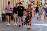Zapeljiva igralka Sydney Sweeney v središču ljubezenskega trikotnika?