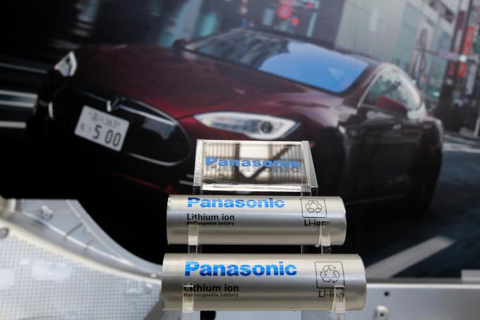 Trenutno naj bi pri Tesli iz litij-ionskih baterij iztržili največ - iz njihovega kompaktnega baterijskega sklopa pridobijo največ energije in posledično precej daljši doseg. | Foto: Reuters