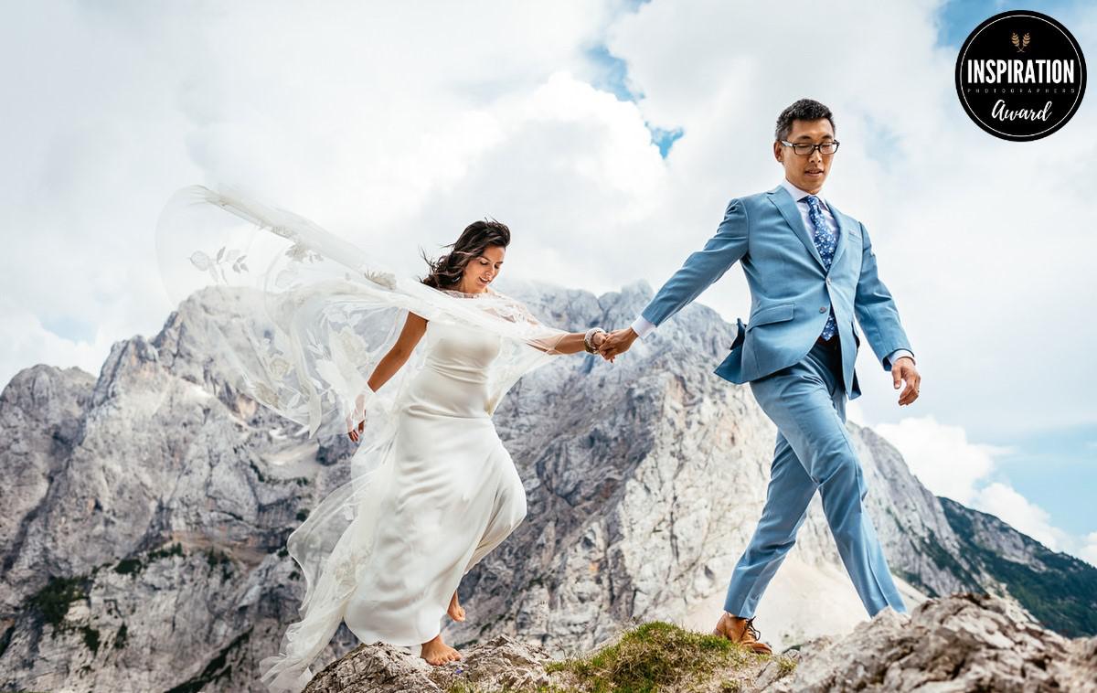 Samo Rovan poročna fotografija | Bosonoga nevesta in ženin med poročnim fotografiranjem v objemu gora (Julijske Alpe, Slovenija). | Foto Samo Rovan