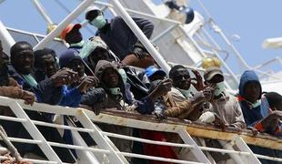 Pred italijansko obalo rešili več sto migrantov in beguncev