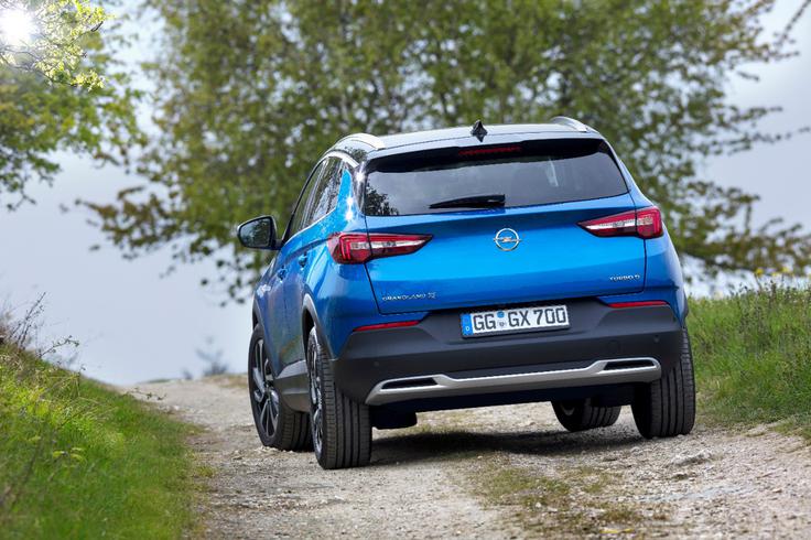 Pri Oplu stavijo predvsem na fizične kupce in nove modele kot sta crossland X in grandland X (na fotografiji). | Foto: 