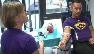 Navijači NK Maribor darovali 85 litrov krvi #video