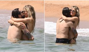 Strastni poljubi na plaži: zvezdniškemu paru ni mar za poglede #foto