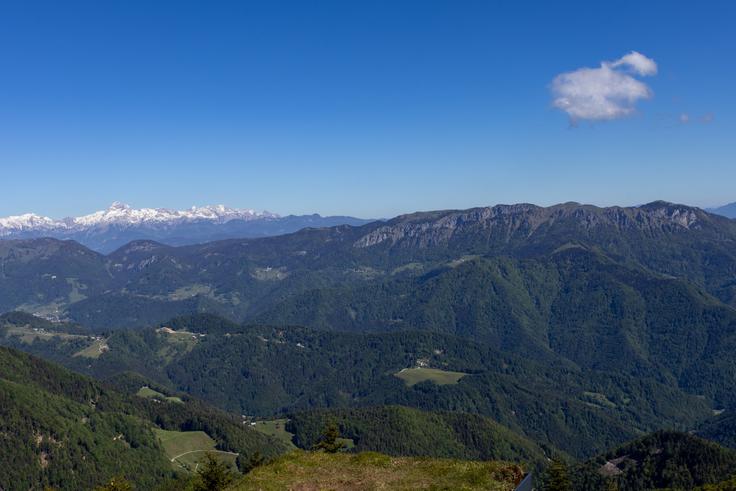 Razgled z Blegoša v smeri severa: desno je Ratitovec, levo pa Julijske Alpe s Triglavom. | Foto: Matej Podgoršek