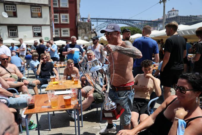Navijači Manchester Cityja in Chelseaja se na dan finala v sončnem Portu veselo predajajo pivskim užitkom. | Foto: Reuters