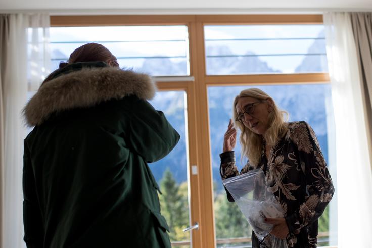 V apartmaju hotela Špik sta pred začetkom fotografiranja govorili o opravah manekenk. | Foto: Matic Klanšek Velej/Sportida