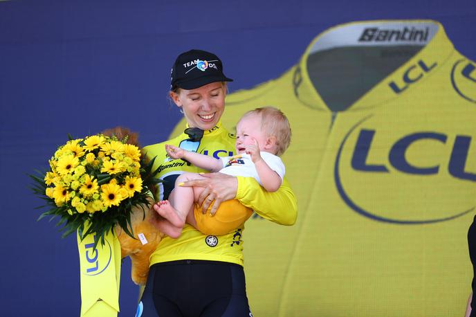 Lorena Wiebes Tour de France Femmes | Lorena Wiebes (Team DSM) je etapno zmago na Touru za ženske proslavila z dojenčkom v naročju. Kot je pozneje pojasnila, otrok ni njen, saj bi, če bi bil, letos bolj težko tekmovala. | Foto Reuters