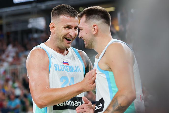 Alen Omić, Luka Dončić | Alen Omić in Luka Dončić sta se v Beogradu pošalila z Edom Murićem. | Foto Filip Barbalić