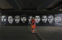 Grozljivo: s krvjo porisali avtomobile, tudi s svastikami